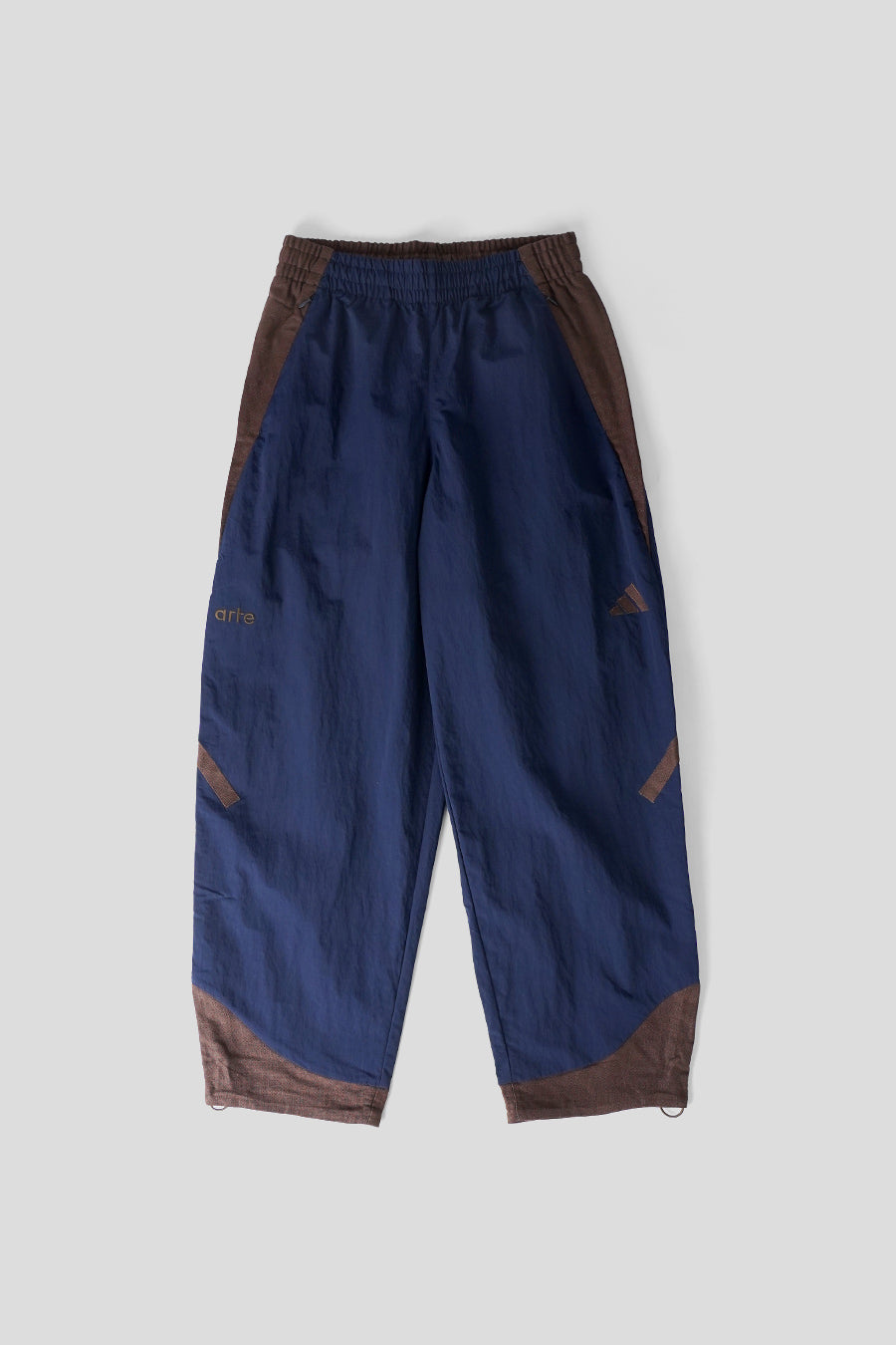 ADIDAS - PANTALON DE SURVÊTEMENT MIX ZNE X ARTE BLEU MARINE ET MARRON - LE LABO STORE