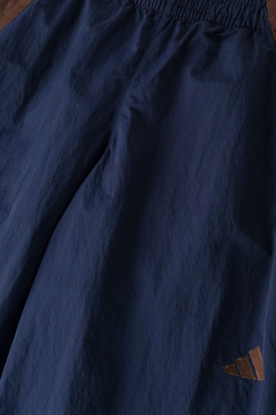 ADIDAS - PANTALON DE SURVÊTEMENT MIX ZNE X ARTE BLEU MARINE ET MARRON - LE LABO STORE