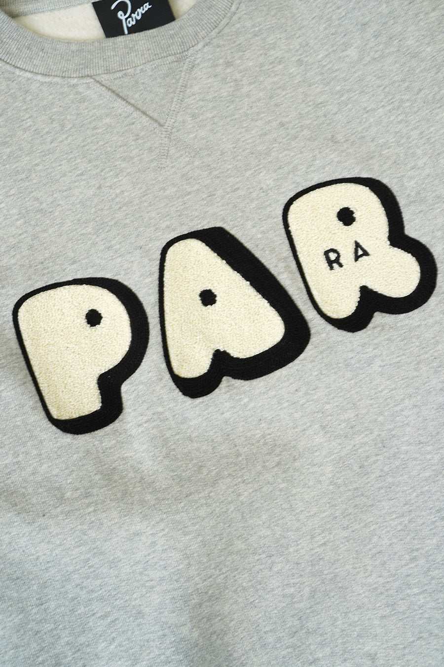 BY PARRA - CREWNECK ROUNDED PAR GRIS - LE LABO STORE