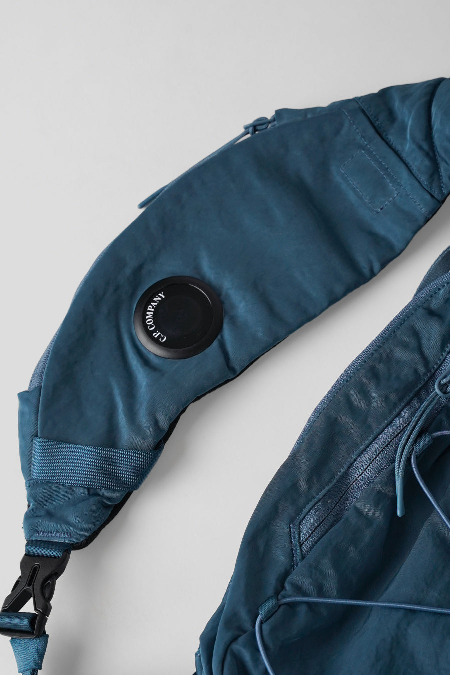 CP COMPANY - SAC À DOS NYLON B LENS CROSSBODY RUCKSACK BLEU - LE LABO STORE