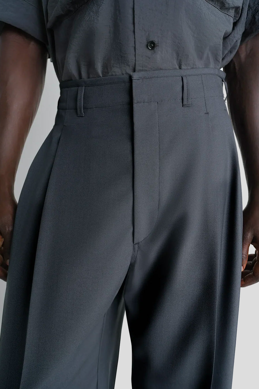 LEMAIRE - PANTALON PLEATED TAILORED GRIS FONCÉ - LE LABO STORE