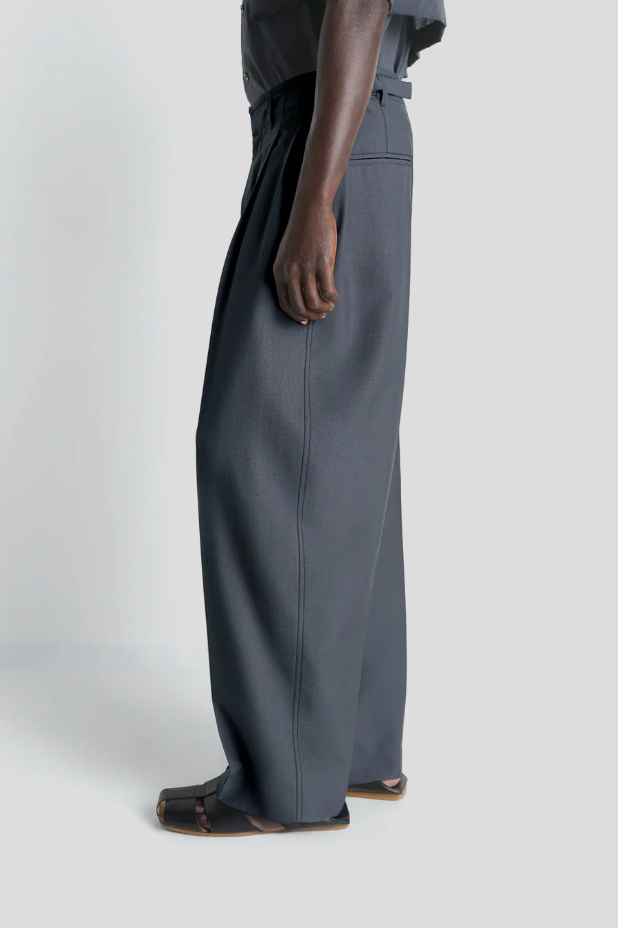 LEMAIRE - PANTALON PLEATED TAILORED GRIS FONCÉ - LE LABO STORE