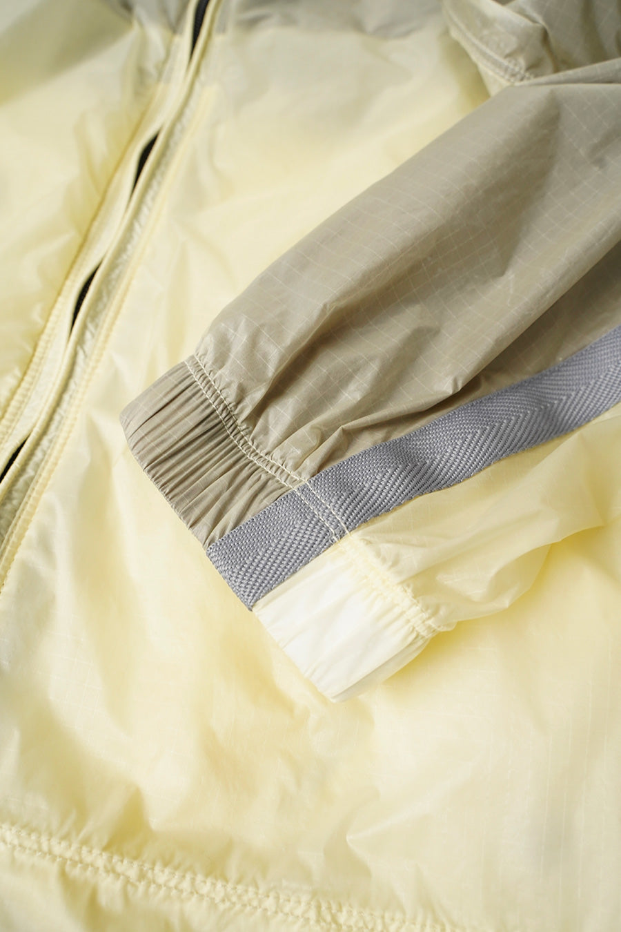 Stone Island - VESTE RIPSTOP LIGHT HT NYLON JAUNE ET GRISE - LE LABO STORE