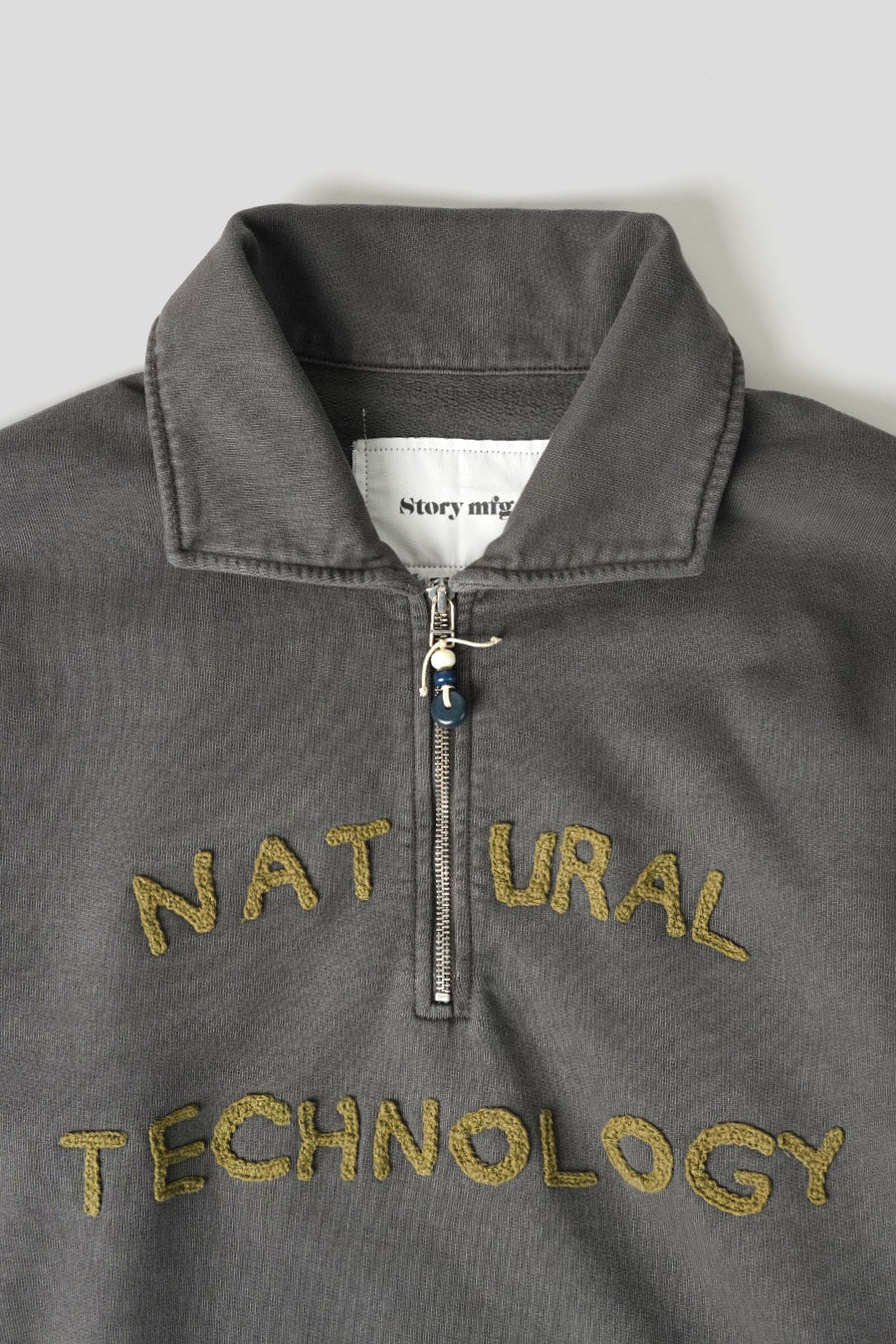 Story mfg. - PULL ZIP GEO CHARBON - LE LABO STORE