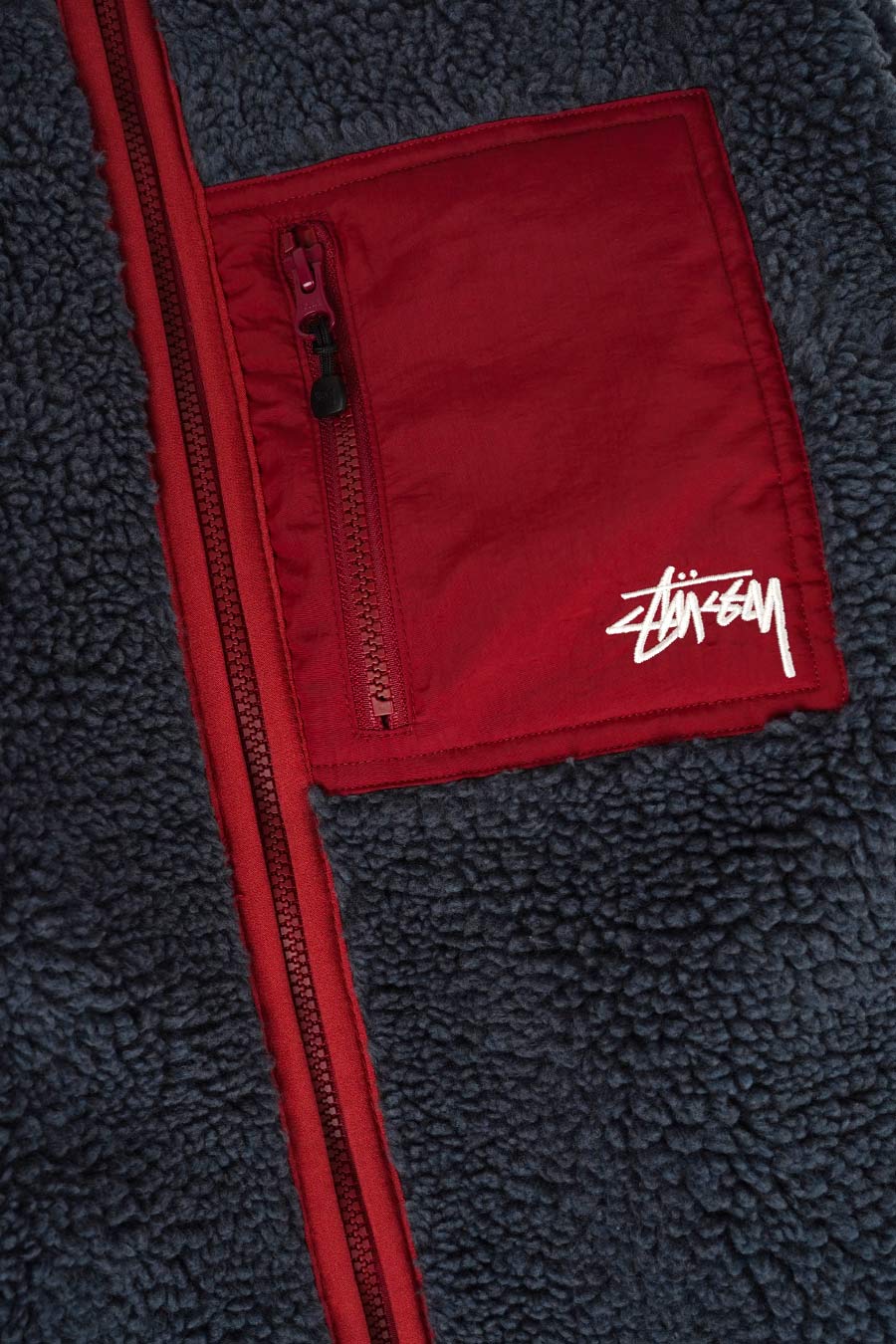 Stussy - VESTE SHERPA RÉVERSIBLE BLEU FUMÉ ET ROUGE - LE LABO STORE