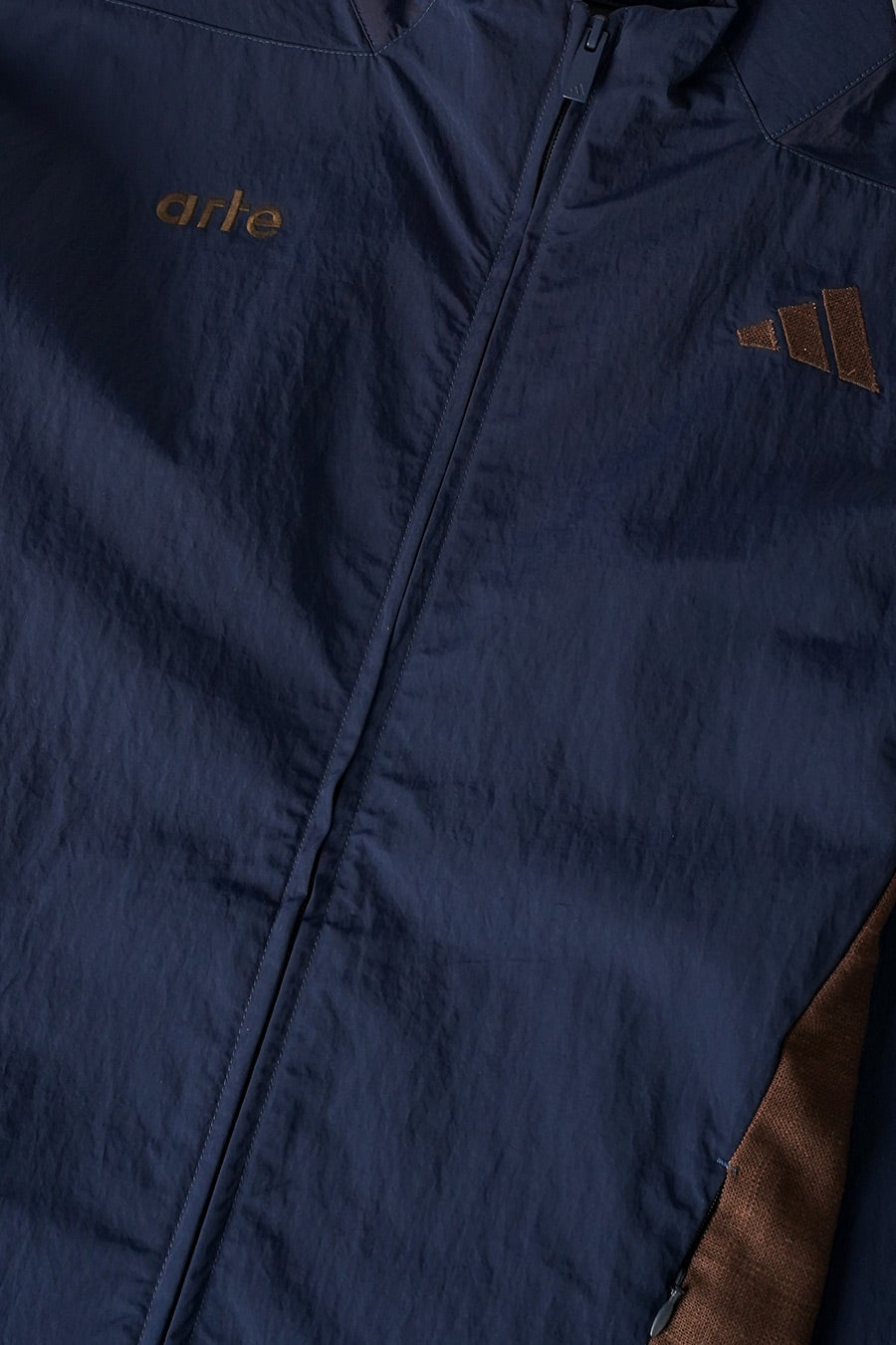 ADIDAS - VESTE DE SURVÊTEMENT ZIP MIX ZNE X ARTE BLEU MARINE ET MARRON - LE LABO STORE